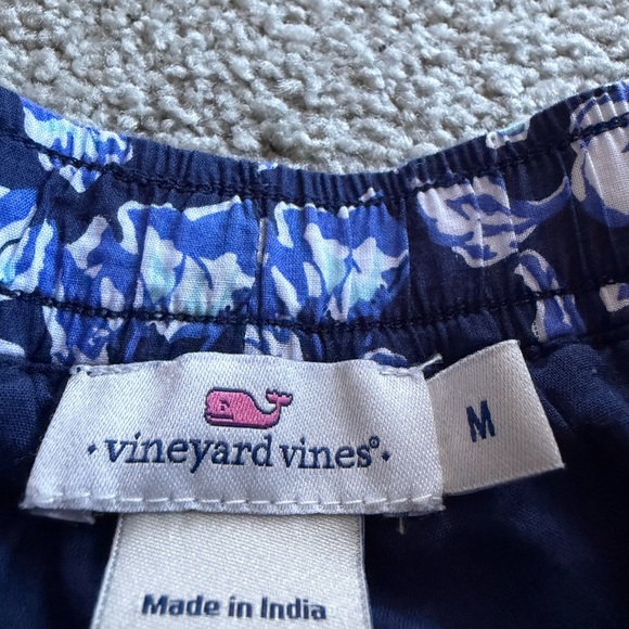 Girls Vineyard Vines  Navy Floral Lightweight Elastic Waist Shorts - Picture 2 of 2
